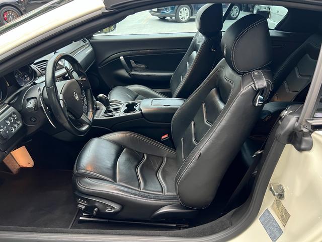 グランカブリオ スポーツ ★グランカブリオ スポーツ★カーボンファイバーインテリアパネル★フロントパークセンサー★ブラックレザーシート★エレクトリックパーキングブレーキ★クルーズコントロール★純正AW20インチ★キーレス(16枚目)