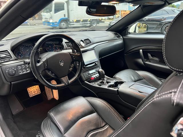 グランカブリオ スポーツ ★グランカブリオ スポーツ★カーボンファイバーインテリアパネル★フロントパークセンサー★ブラックレザーシート★エレクトリックパーキングブレーキ★クルーズコントロール★純正AW20インチ★キーレス(17枚目)