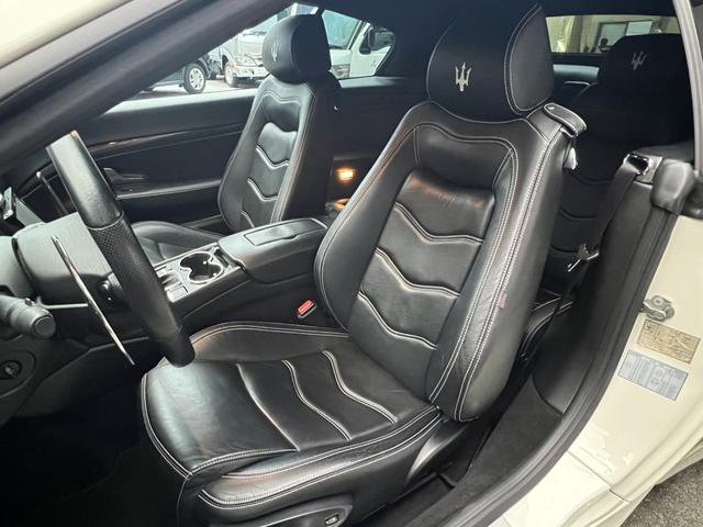 グランカブリオ スポーツ ★グランカブリオ スポーツ★カーボンファイバーインテリアパネル★フロントパークセンサー★ブラックレザーシート★エレクトリックパーキングブレーキ★クルーズコントロール★純正AW20インチ★キーレス(18枚目)