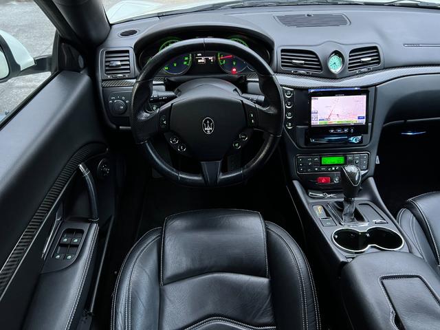 グランカブリオ スポーツ ★グランカブリオ スポーツ★カーボンファイバーインテリアパネル★フロントパークセンサー★ブラックレザーシート★エレクトリックパーキングブレーキ★クルーズコントロール★純正AW20インチ★キーレス(19枚目)