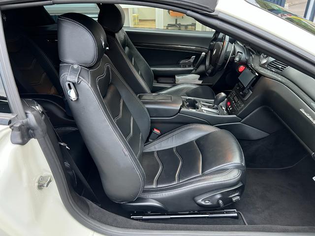 グランカブリオ スポーツ ★グランカブリオ スポーツ★カーボンファイバーインテリアパネル★フロントパークセンサー★ブラックレザーシート★エレクトリックパーキングブレーキ★クルーズコントロール★純正AW20インチ★キーレス(21枚目)