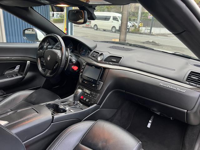 グランカブリオ スポーツ ★グランカブリオ スポーツ★カーボンファイバーインテリアパネル★フロントパークセンサー★ブラックレザーシート★エレクトリックパーキングブレーキ★クルーズコントロール★純正AW20インチ★キーレス(22枚目)