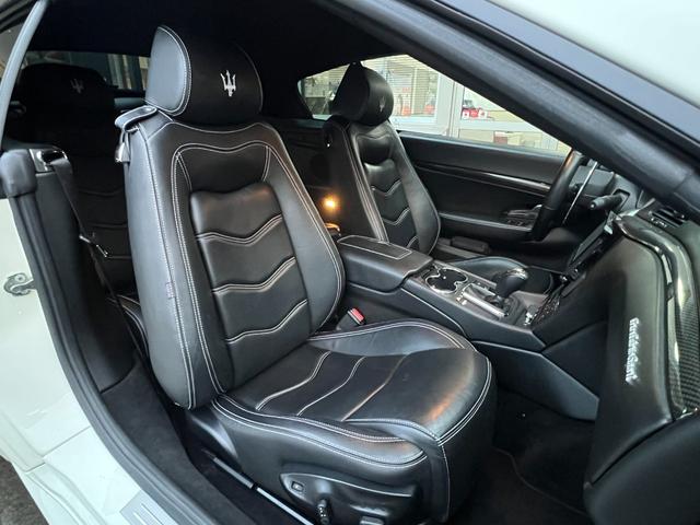 グランカブリオ スポーツ ★グランカブリオ スポーツ★カーボンファイバーインテリアパネル★フロントパークセンサー★ブラックレザーシート★エレクトリックパーキングブレーキ★クルーズコントロール★純正AW20インチ★キーレス(23枚目)