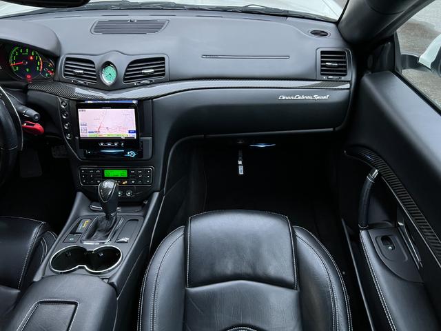 グランカブリオ スポーツ ★グランカブリオ スポーツ★カーボンファイバーインテリアパネル★フロントパークセンサー★ブラックレザーシート★エレクトリックパーキングブレーキ★クルーズコントロール★純正AW20インチ★キーレス(24枚目)