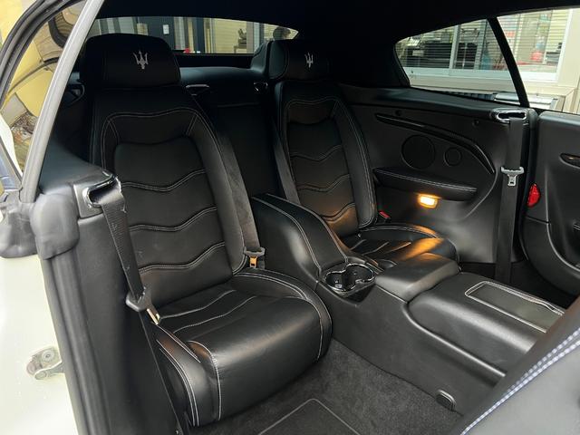 グランカブリオ スポーツ ★グランカブリオ スポーツ★カーボンファイバーインテリアパネル★フロントパークセンサー★ブラックレザーシート★エレクトリックパーキングブレーキ★クルーズコントロール★純正AW20インチ★キーレス(26枚目)