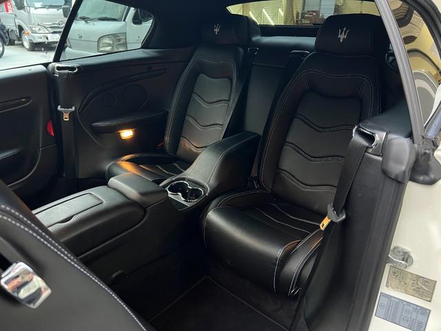 グランカブリオ スポーツ ★グランカブリオ スポーツ★カーボンファイバーインテリアパネル★フロントパークセンサー★ブラックレザーシート★エレクトリックパーキングブレーキ★クルーズコントロール★純正AW20インチ★キーレス(27枚目)