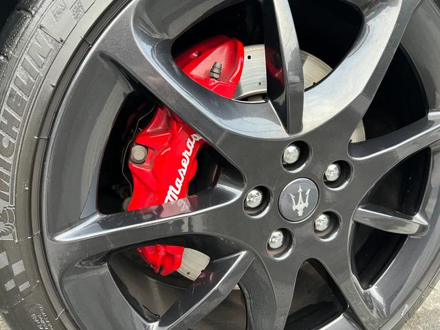 グランカブリオ スポーツ ★グランカブリオ スポーツ★カーボンファイバーインテリアパネル★フロントパークセンサー★ブラックレザーシート★エレクトリックパーキングブレーキ★クルーズコントロール★純正AW20インチ★キーレス(53枚目)