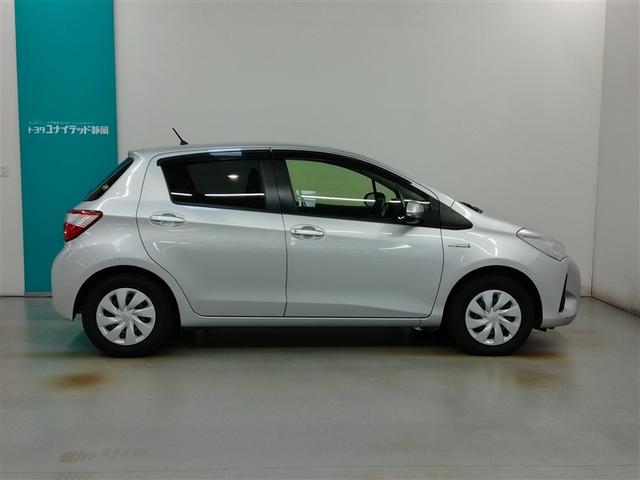 ヴィッツ ハイブリッドＦ　ハイブリッド　衝突被害軽減システム　横滑り防止機能　ＡＢＳ　エアバッグ　盗難防止装置　ナビ　バックカメラ　ＥＴＣ　ミュージックプレイヤー接続可　スマートキー　キーレス　フル装備　オートマ（3枚目）