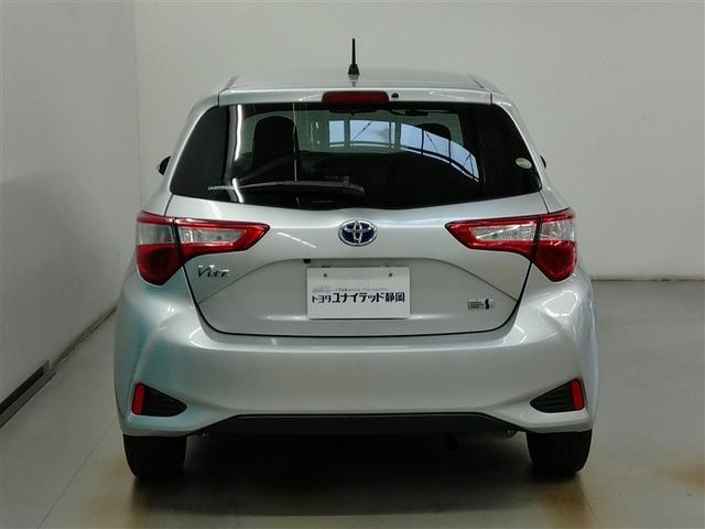 ヴィッツ ハイブリッドＦ　ハイブリッド　衝突被害軽減システム　横滑り防止機能　ＡＢＳ　エアバッグ　盗難防止装置　ナビ　バックカメラ　ＥＴＣ　ミュージックプレイヤー接続可　スマートキー　キーレス　フル装備　オートマ（4枚目）