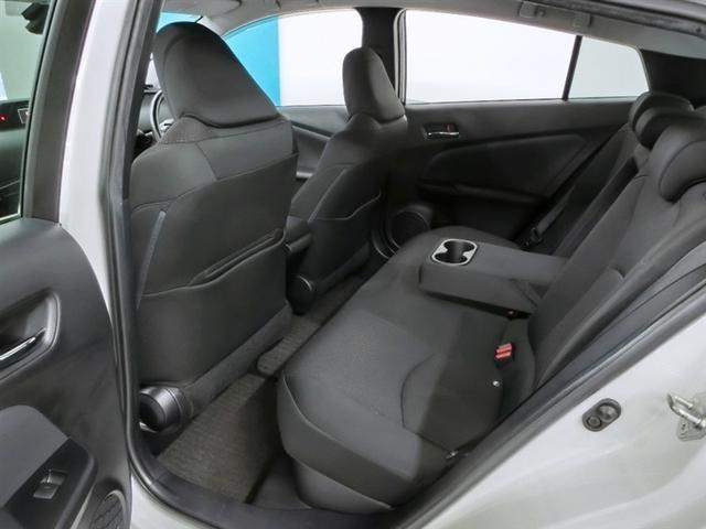 プリウス Ｓ　ハイブリッド　安全装備　衝突被害軽減システム　横滑り防止機能　ＡＢＳ　エアバッグ　オートクルーズコントロール　盗難防止装置　バックカメラ　ＥＴＣ　ミュージックプレイヤー接続可　ＣＤ　スマートキー（32枚目）