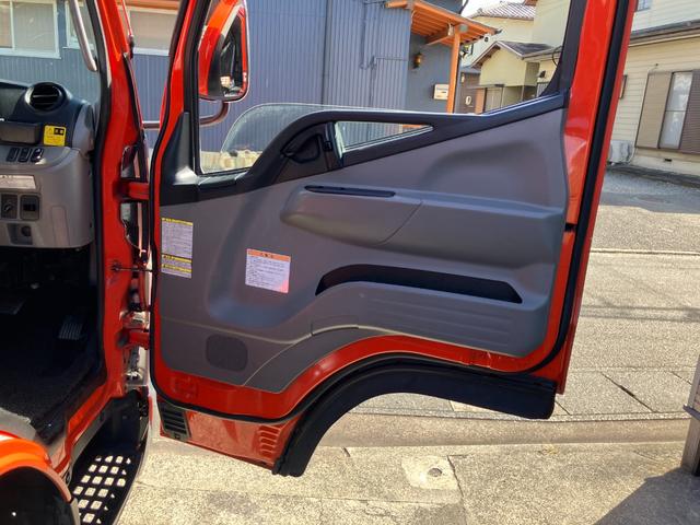 キャンター 　積載車セルフローダー　極東フラトップＺＥＲＯ－ＩＩ　８ｃｈリモコン　３．０Ｄターボ　　　車線逸脱警報装置　２．３ｔ積み　油圧ゲート　　外装カスタム（4枚目）