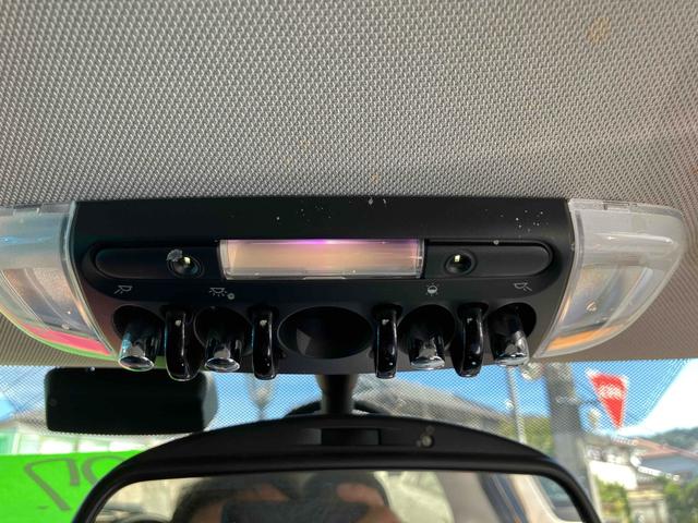 ＭＩＮＩ クーパー　５ドア　１．５ターボ　クーパーＳグリル　オートクルーズ　　オートライト　スマートキー　アイドリングＳ　ＡＴ　盗難防止システム　ＡＢＳ　ＥＳＣ　ＵＳＢ　ミュージックプレイヤー接続可　社外アルミ（39枚目）