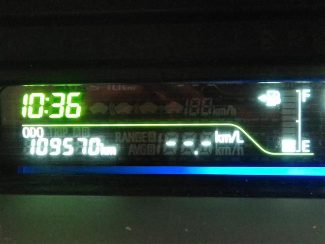 プリウスアルファ Ｓ　ハイブリッド　ワンオーナー　安全装備　横滑り防止機能　ＡＢＳ　エアバッグ　盗難防止装置　バックカメラ　ＥＴＣ　ミュージックプレイヤー接続可　ＣＤ　スマートキー　キーレス　フル装備　アルミホイール（12枚目）