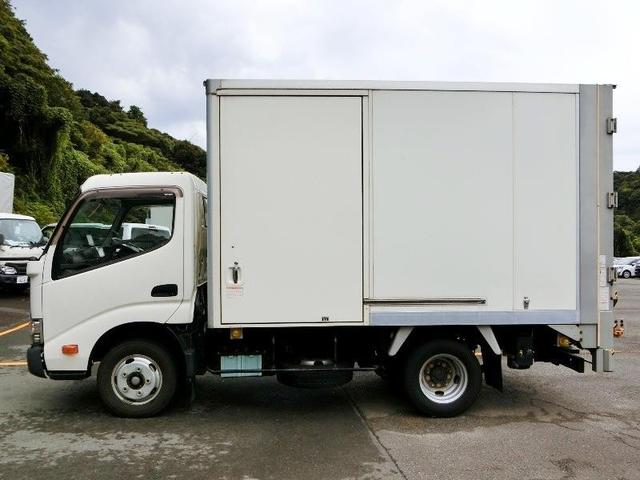 ダイナトラック ベースグレード　横滑り防止機能　ＡＢＳ　エアバッグ　アイドリングストップ　ＥＴＣ　ミュージックプレイヤー接続可　ＣＤ　フル装備　オートマ（6枚目）