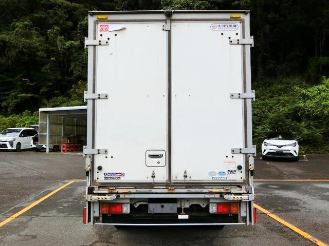 ダイナトラック ベースグレード　横滑り防止機能　ＡＢＳ　エアバッグ　アイドリングストップ　ＥＴＣ　ミュージックプレイヤー接続可　ＣＤ　フル装備　オートマ（8枚目）