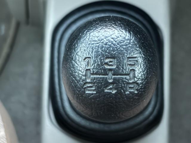 キャロル GII 車検 2年 付き ワンオーナー ナビ ワンセグ 5速マニュアル 5MT 13インチ社外アルミホイール 国産タイヤ 記録簿 キーレス 電動格納ドアミラー ドアバイザー フロアマット(24枚目)