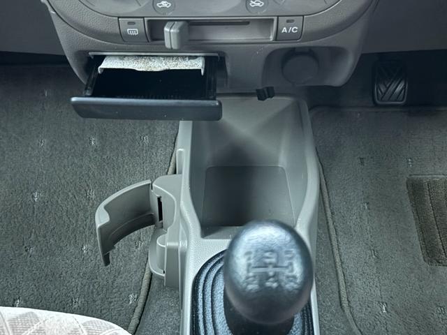 キャロル GII 車検 2年 付き ワンオーナー ナビ ワンセグ 5速マニュアル 5MT 13インチ社外アルミホイール 国産タイヤ 記録簿 キーレス 電動格納ドアミラー ドアバイザー フロアマット(27枚目)