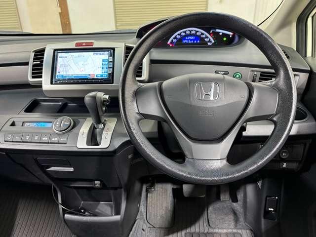 フリード ＧＨ　１年間走行距離無制限保証付き　ナビ　フルセグ　Ｂカメラ　ＥＴＣ　ＨＩＤ　両側（片側のみ電動）スライドドア　スマートキー　３列シート　ウォークスルー　ＤＶＤ　ＣＤ　ミュージックサーバー（12枚目）