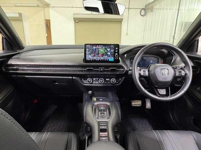ＺＲ－Ｖ ｅ：ＨＥＶ　Ｚ特別仕様車ブラックスタイル　ナビ　フルセグ　マルチビューカメラ　ＥＴＣ　ＬＥＤ　ＡＷ　スマートキー　電動シート　シートヒーター　本革シート　ミュージックプレイヤー接続可　ディスプレイオーディオ　アルミホイール（3枚目）