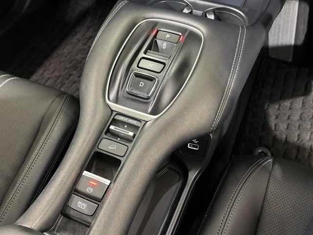 ＺＲ－Ｖ ｅ：ＨＥＶ　Ｚ特別仕様車ブラックスタイル　ナビ　フルセグ　マルチビューカメラ　ＥＴＣ　ＬＥＤ　ＡＷ　スマートキー　電動シート　シートヒーター　本革シート　ミュージックプレイヤー接続可　ディスプレイオーディオ　アルミホイール（19枚目）