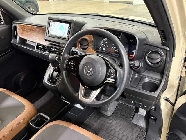 Ｎ－ＯＮＥ オリジナルスタイルプラスアーバン　ナビ　フルセグ　Ｂカメラ　ＥＴＣ　ＬＥＤ　スマートキー　シートヒーター　ＤＶＤ　ＣＤ　ミュージックサーバー　ミュージックプレイヤー接続可　ドライブレコーダー　衝突被害軽減ブレーキ　レーンキープアシスト（12枚目）