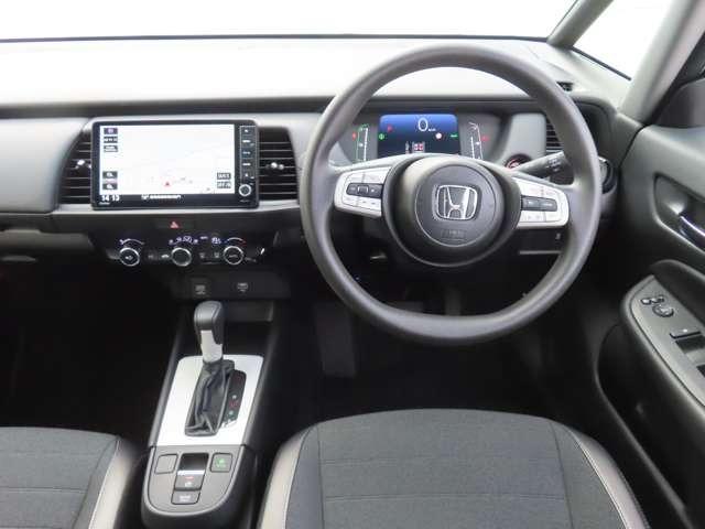 フィット ｅ：ＨＥＶクロスター　ナビ　フルセグ　Ｒカメラ　ＥＴＣ　ＬＥＤ　ＡＷ　ルーフレール　ＤＶＤ　ＣＤ　ミュージックサーバー　ミュージックプレイヤー接続可　レーンキープアシスト（14枚目）