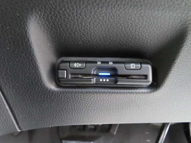 フィット ｅ：ＨＥＶクロスター　ナビ　フルセグ　Ｒカメラ　ＥＴＣ　ＬＥＤ　ＡＷ　ルーフレール　ＤＶＤ　ＣＤ　ミュージックサーバー　ミュージックプレイヤー接続可　レーンキープアシスト（19枚目）