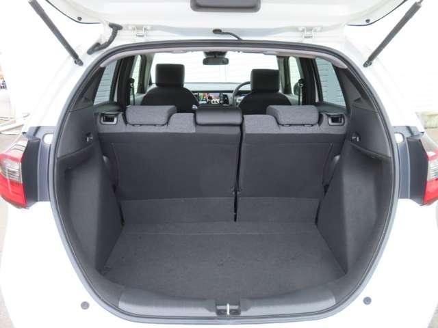 フィット ホーム　ナビ　フルセグ　Ｒカメラ　ＥＴＣ　ＬＥＤ　ミュージックプレイヤー接続可　スマートキー　衝突被害軽減ブレーキ　盗難防止装置　横滑り防止装置（9枚目）