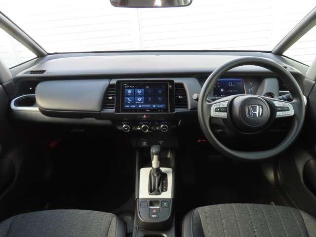 フィット ホーム　Ｒカメラ　ＥＴＣ　ＬＥＤ　ディスプレイオーディオ　スマートキー　ミュージックプレイヤー接続可　衝突被害軽減ブレーキ　アダプティブクルーズコントロール　レーンキープアシスト　障害物センサー（3枚目）