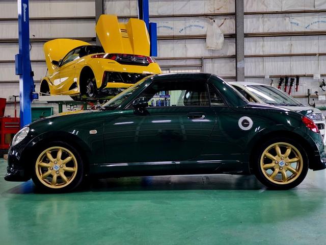 コペン タンレザーエディション　４ＡＴ　タンレザーシート　純正フルエアロ　ＭＯＭＯウッドハンドル　ＭＩＮＩＬＩＴＥアルミホイール　ＳＨＯＷＡサスペンション　シートヒーター　ＥＴＣ　専門店整備済み　屋内展示車両（6枚目）