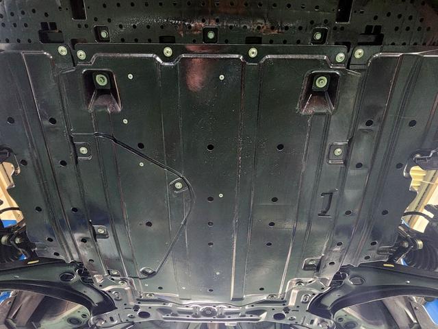 スイフトスポーツ ベースグレード 6速ミッション モンスタースポーツ フロント、サイド リア アンダースポイラー フレームブレース フロント センター クラッチペダル 社外アルミホイール ビークルフィールドECU 屋内展示車両(5枚目)