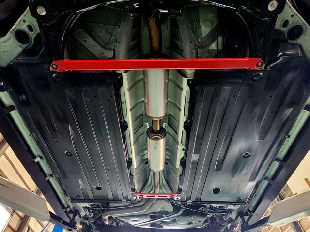 スイフトスポーツ ベースグレード 6速ミッション モンスタースポーツ フロント、サイド リア アンダースポイラー フレームブレース フロント センター クラッチペダル 社外アルミホイール ビークルフィールドECU 屋内展示車両(6枚目)