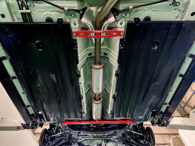 スイフトスポーツ ベースグレード 6速ミッション モンスタースポーツ フロント、サイド リア アンダースポイラー フレームブレース フロント センター クラッチペダル 社外アルミホイール ビークルフィールドECU 屋内展示車両(7枚目)