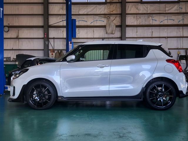 スイフトスポーツ ベースグレード 6速ミッション モンスタースポーツ フロント、サイド リア アンダースポイラー フレームブレース フロント センター クラッチペダル 社外アルミホイール ビークルフィールドECU 屋内展示車両(9枚目)