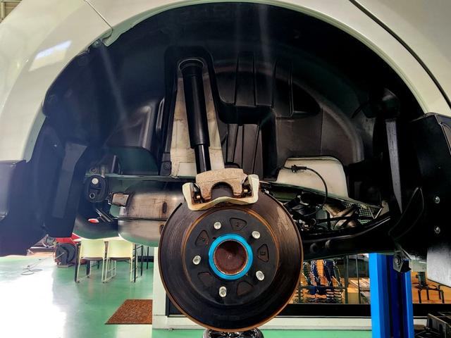 スイフトスポーツ ベースグレード 6速ミッション モンスタースポーツ フロント、サイド リア アンダースポイラー フレームブレース フロント センター クラッチペダル 社外アルミホイール ビークルフィールドECU 屋内展示車両(40枚目)