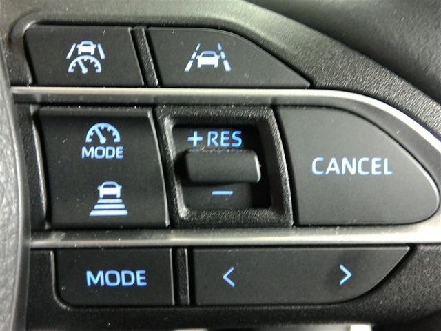 �^�]�ȑ��̃X�e�A�����O�X�C�b�`�ł��B�N���[�Y�R���g���[���̑��삪�ł��܂��B�N���[�Y�R���g���[���͍������H���s���ɔR�����A�^�]�҂̔�J�y���ɍv�����܂��B