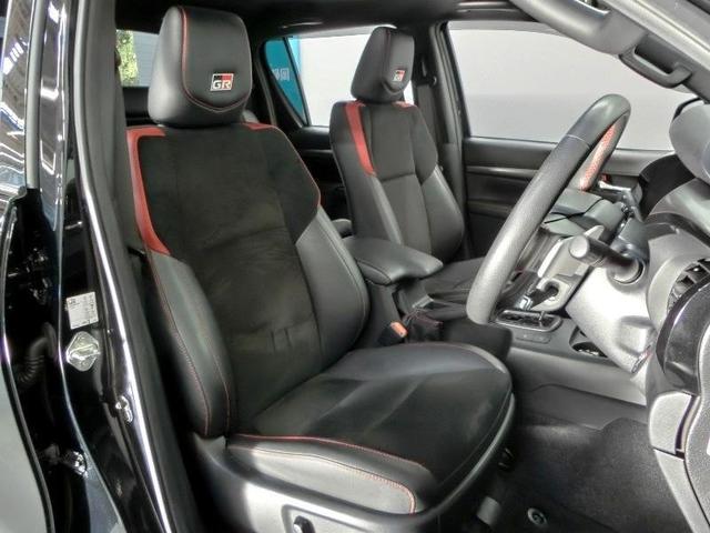 ホールド性を重視した運転席、長時間のドライブでも疲れません。