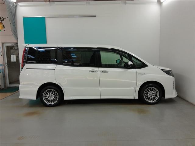 ノア ハイブリッドＳｉ　ハイブリッド　ワンオーナー　衝突被害軽減システム　横滑り防止機能　ＡＢＳ　エアバッグ　オートクルーズコントロール　盗難防止装置　バックカメラ　ＥＴＣ　ミュージックプレイヤー接続可　ＣＤ　スマートキー（3枚目）