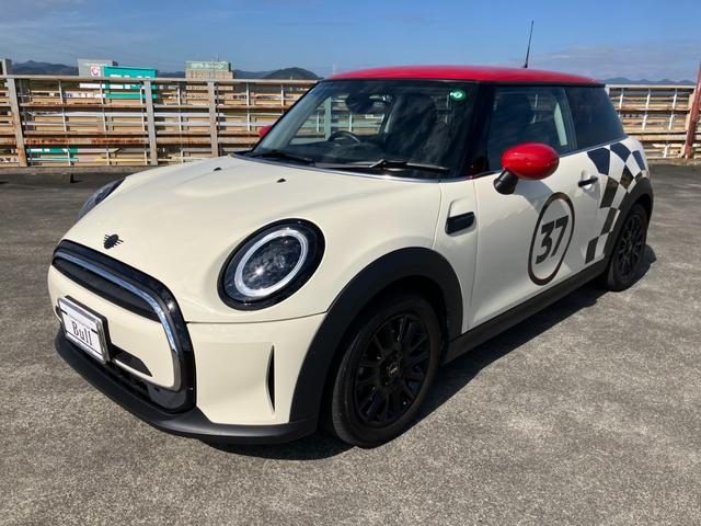 ＭＩＮＩ クーパー　エッセンシャル・トリム　純正ナビ　Ｂカメラ　黒レザーＳ　シートＨ　インテリジェントＳ　Ｐセンサー　純正１６インチＡＷ（3枚目）