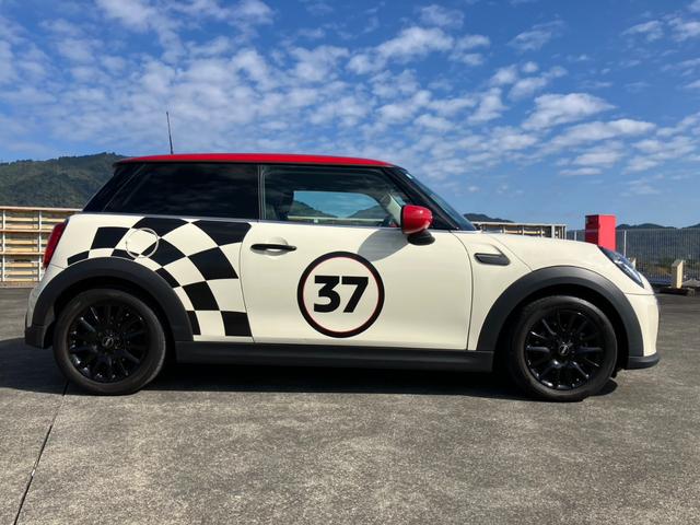 ＭＩＮＩ クーパー　エッセンシャル・トリム　純正ナビ　Ｂカメラ　黒レザーＳ　シートＨ　インテリジェントＳ　Ｐセンサー　純正１６インチＡＷ（5枚目）