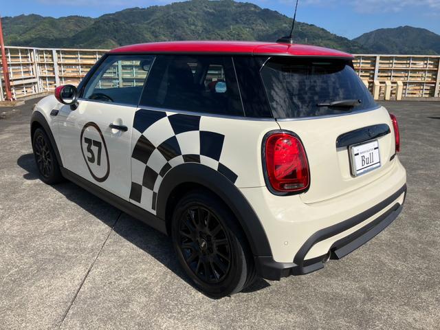 ＭＩＮＩ クーパー　エッセンシャル・トリム　純正ナビ　Ｂカメラ　黒レザーＳ　シートＨ　インテリジェントＳ　Ｐセンサー　純正１６インチＡＷ（6枚目）