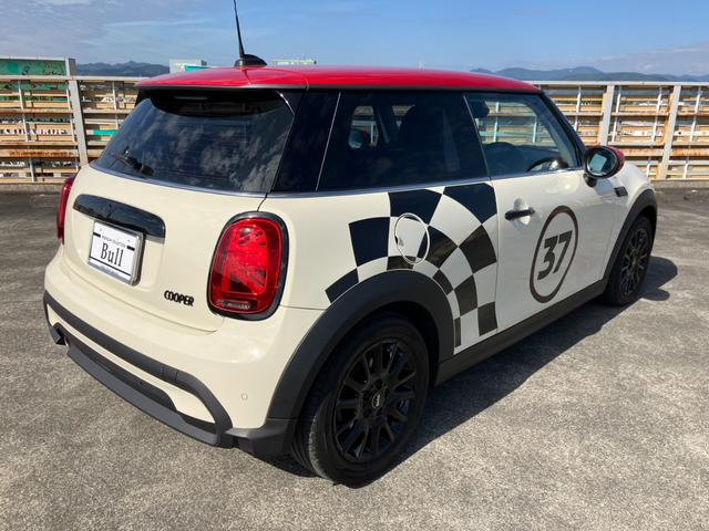 ＭＩＮＩ クーパー　エッセンシャル・トリム　純正ナビ　Ｂカメラ　黒レザーＳ　シートＨ　インテリジェントＳ　Ｐセンサー　純正１６インチＡＷ（8枚目）
