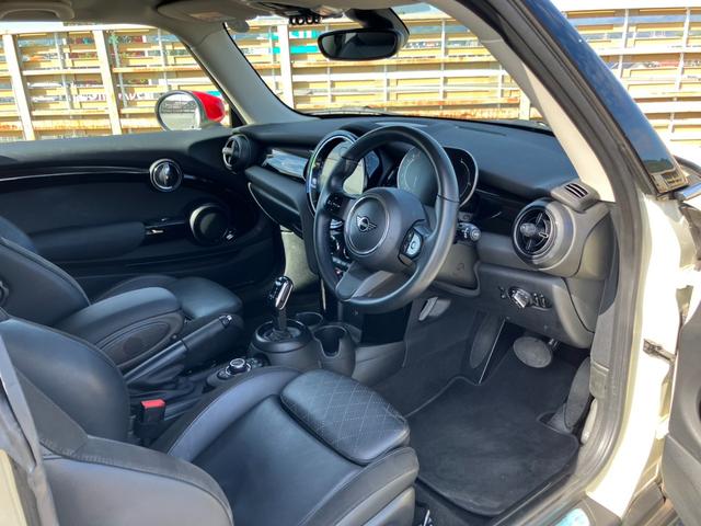 ＭＩＮＩ クーパー　エッセンシャル・トリム　純正ナビ　Ｂカメラ　黒レザーＳ　シートＨ　インテリジェントＳ　Ｐセンサー　純正１６インチＡＷ（9枚目）