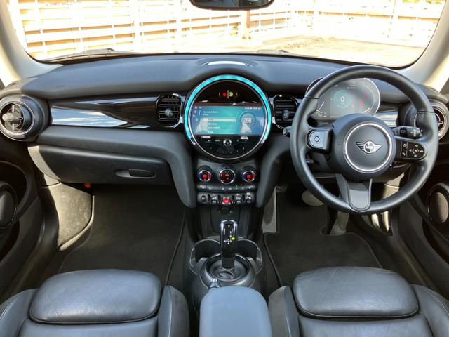 ＭＩＮＩ クーパー　エッセンシャル・トリム　純正ナビ　Ｂカメラ　黒レザーＳ　シートＨ　インテリジェントＳ　Ｐセンサー　純正１６インチＡＷ（13枚目）