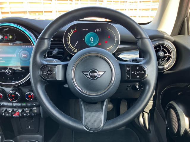 ＭＩＮＩ クーパー　エッセンシャル・トリム　純正ナビ　Ｂカメラ　黒レザーＳ　シートＨ　インテリジェントＳ　Ｐセンサー　純正１６インチＡＷ（14枚目）