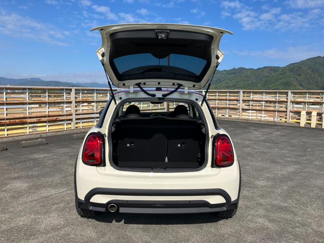 ＭＩＮＩ クーパー　エッセンシャル・トリム　純正ナビ　Ｂカメラ　黒レザーＳ　シートＨ　インテリジェントＳ　Ｐセンサー　純正１６インチＡＷ（20枚目）