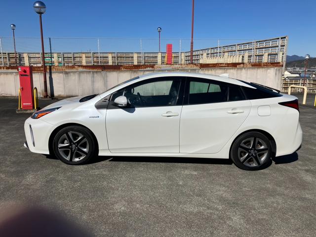 プリウス Ａプレミアム　ツーリングセレクション　純正ナビ　地デジ　レーダークルーズＣ　黒レザーシート　シートＡＣ　　パワーシート　トヨタセーフティセンス　Ｐセンサー　ＥＴＣ　バックカメラ　純正１７ＡＷ　スマートキ―　プッシュスタート（4枚目）