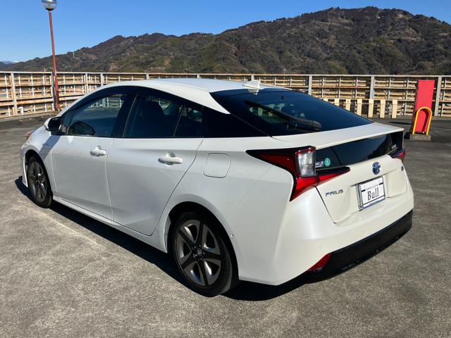 プリウス Ａプレミアム　ツーリングセレクション　純正ナビ　地デジ　レーダークルーズＣ　黒レザーシート　シートＡＣ　　パワーシート　トヨタセーフティセンス　Ｐセンサー　ＥＴＣ　バックカメラ　純正１７ＡＷ　スマートキ―　プッシュスタート（6枚目）