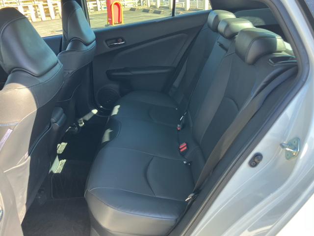 プリウス Ａプレミアム　ツーリングセレクション　純正ナビ　地デジ　レーダークルーズＣ　黒レザーシート　シートＡＣ　　パワーシート　トヨタセーフティセンス　Ｐセンサー　ＥＴＣ　バックカメラ　純正１７ＡＷ　スマートキ―　プッシュスタート（12枚目）