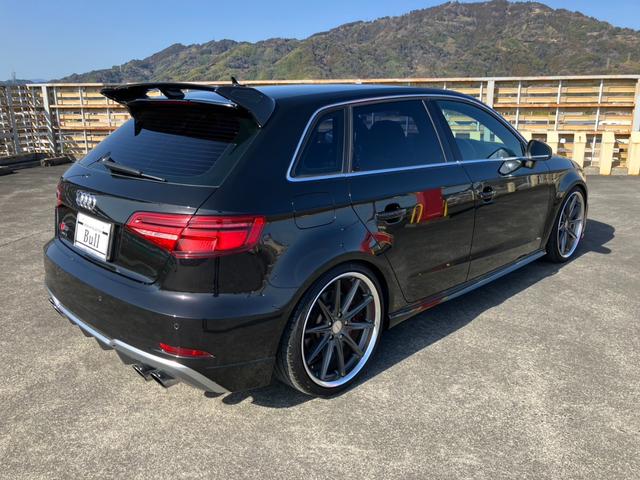 Ｓ３ ベースグレード　純正ナビ　地デジ　Ｂカメラ　黒革シート　Ｐシート　シートＨ　Ｐセンサー　アウディプレセンス　アダプティブクルーズＣ　カーボンリアウィング　社外１９インチＡＷ　Ｆスポイラー　ＲＥＭＵＳマフラー（8枚目）